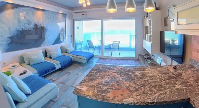 Апартаменты с балконом Deluxe Beach Apartment- Sleeps 2 & Private Terrace