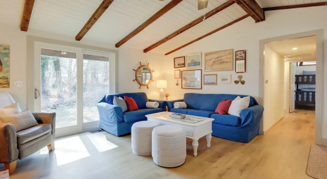 Steps to Beaches & Main Street: Hyannis Retreat, Забронировать Дом для отпуска Хайаннис Полуостров Кейп-Код