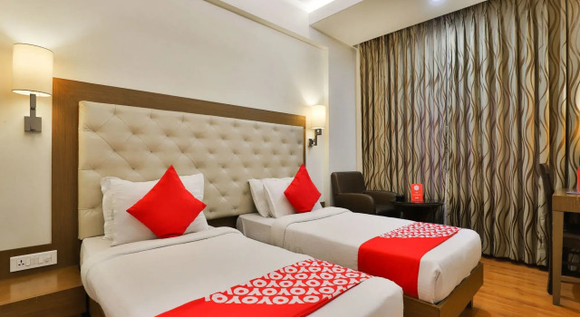 Capital O 17101 Hotel Furatt International, Rezervovat Hotel Hotely v Gujarat s parkováním, Parkování