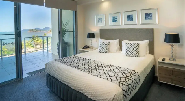 Номер Standard Пентхаус с 3 комнатами с балконом и с видом на океан Vue Apartments Trinity Beach
