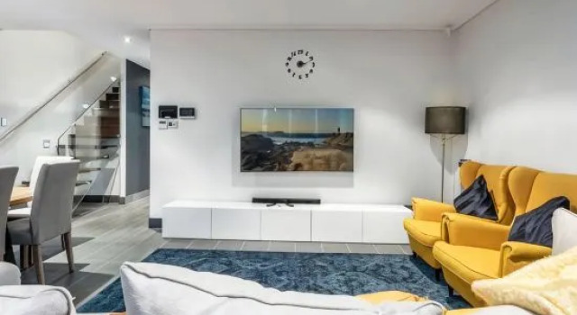 Large home, pool, Central, Walk to Beach 5 min, Забронировать Отель Отели Голд-Кост 4 звезды, рядом с LAN SPA, 4*