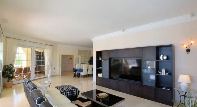 Gorgeous Villa in Benalmádena with Hot Tub & Pool