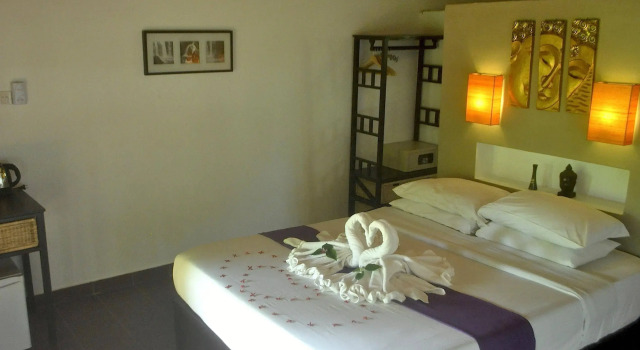 Raingsey Bungalow, Rezerwuj Hotel Hotele w Kep z parkingiem, Parking