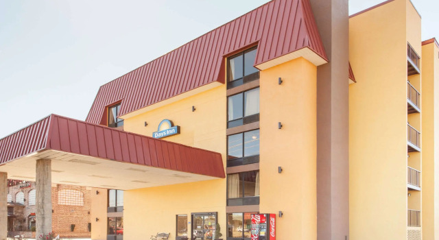 Clarion Inn & Suites near the Leconte Center Pigeon Forge