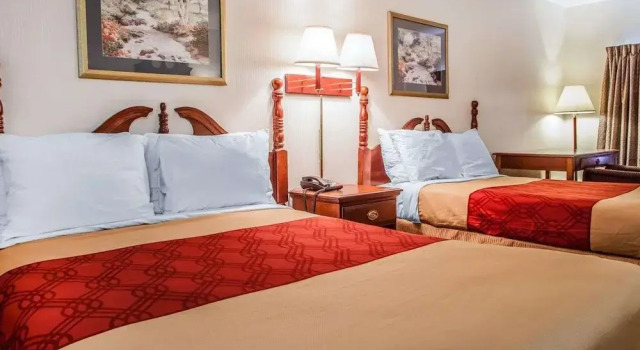 Четырёхместный номер Standard с балконом Econo Lodge Douglassville-Pottstown