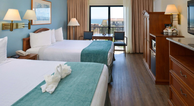 Edgewater Inn and Suites, Забронировать Отель Отели Пизмо-Бич с парковкой, рядом с Пир пляжа Pismo, Парковка