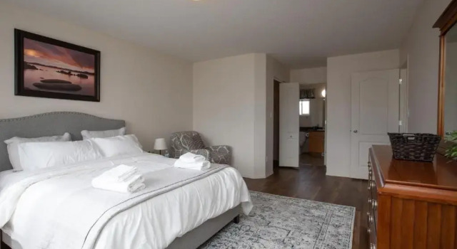 Elegant 4 Bedroom on Comdale, Prenota Hotel Fort Gary Winnipeg