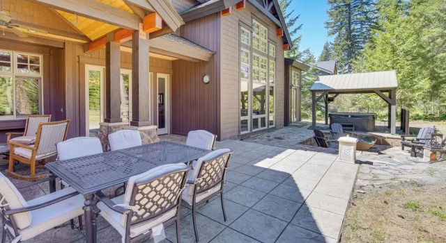 Spacious Cle Elum Cabin on Golf Course w/ Hot Tub!