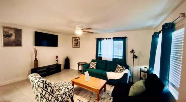 Коттедж Lovely 2-bedroom 1-bath rental in Oakland Park FL