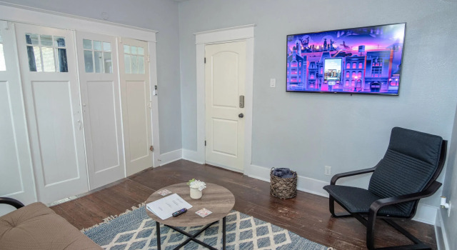 Las Carolinas #4 Cozy 1BR/1BA Sleeps 5, Забронировать Отель Отели Сан-Антонио 3 звезды, рядом с Blue Star Art Space Museum, 3*