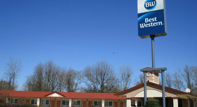 Кровать в общем номере Best Western Palestine Inn
