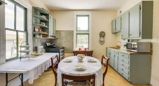 Central Albany Home With Covered Porch & Patio!, Забронировать Дом для отпуска Олбани Джорджия, рядом с Phoebe Memorial Hospital