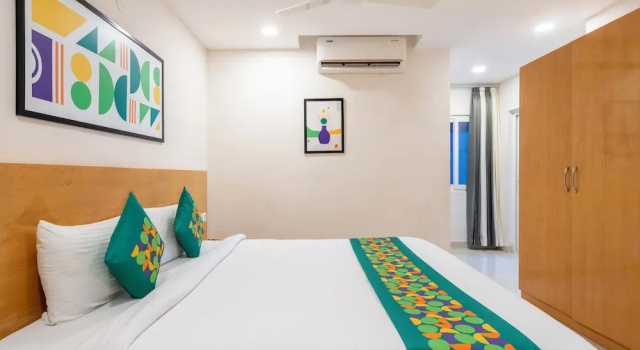 Номер Premium с балконом Treebo Living Tree Opposite Khairatabad Metro