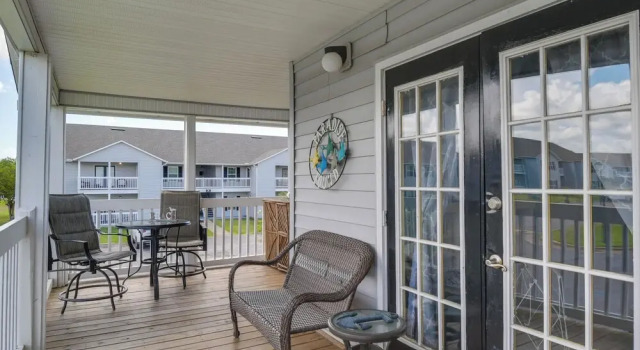 Апартаменты с 3 комнатами с балконом Gulf Shores Condo w/ Pool Access, 5 Mi to Beach!