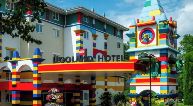 LEGOLAND Windsor Resort, Забронировать Курортный отель Отели Англии с бассейном, Бассейн
