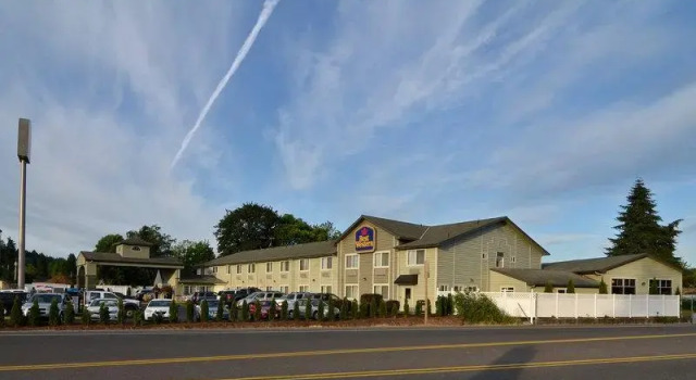 Кровать в общем номере Best Western Cottage Grove Inn
