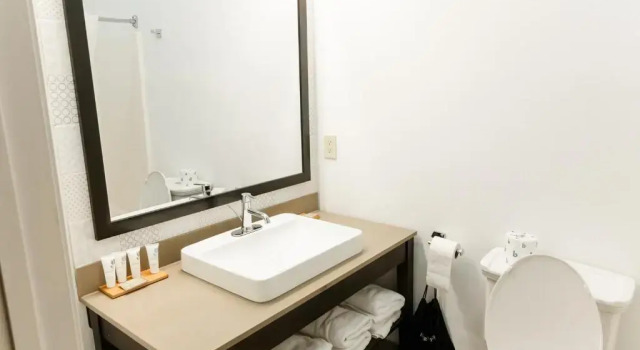 Четырёхместный номер Standard Country Inn & Suites by Radisson, Helen, GA