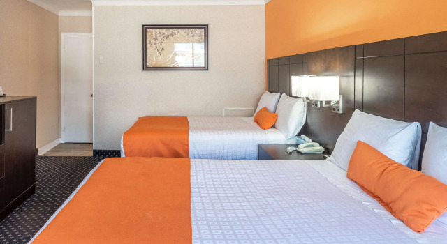 Четырёхместный номер Standard Knights Inn North Bay