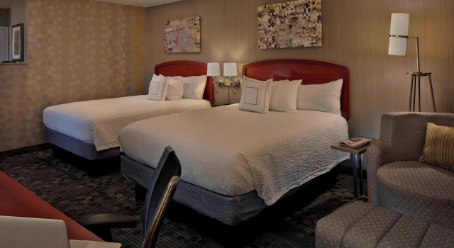 Четырёхместный номер Standard с балконом Courtyard by Marriott Providence Warwick