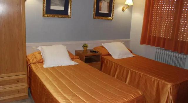 Hostal Montserrat, Buchen Sie Hotel Tona 