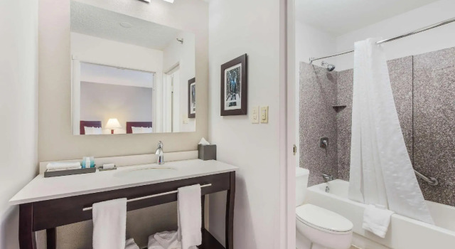 Четырёхместный люкс c 1 комнатой The Blu Hotel Blue Ash Cincinnati, an Ascend Collection Hotel