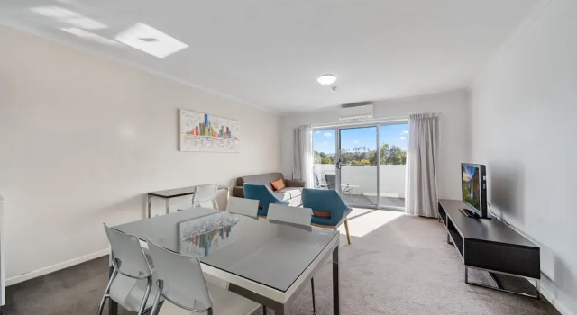 Bright 1-bed Apartment With Balcony, Varaa Huoneisto Tuggeranong Uusi Etelä-Wales