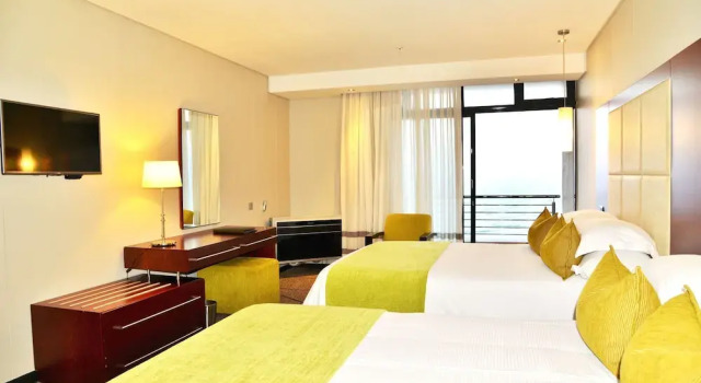Четырёхместный номер Executive с балконом Premier Hotel East London ICC
