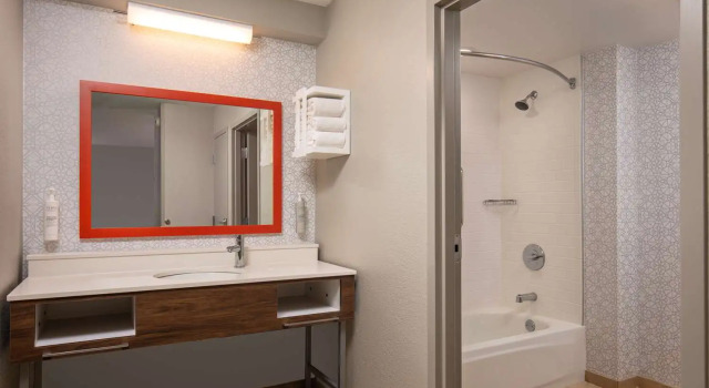 Люкс с видом на бассейн Hampton Inn & Suites El Paso-Airport