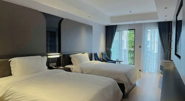 Двухместный номер Standard с балконом и с видом на бассейн Garden Phoenix Hotel