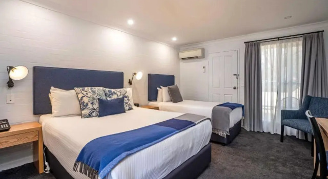 Двухместный номер Standard с балконом Town Square Motel