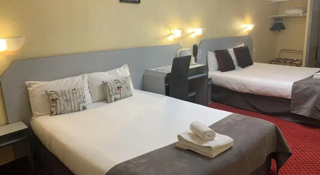 Четырёхместный номер Standard Brit Hotel Bleu Nuit