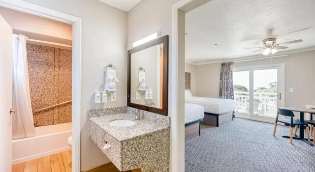 Четырёхместный номер Deluxe с видом на океан Harbor House Inn