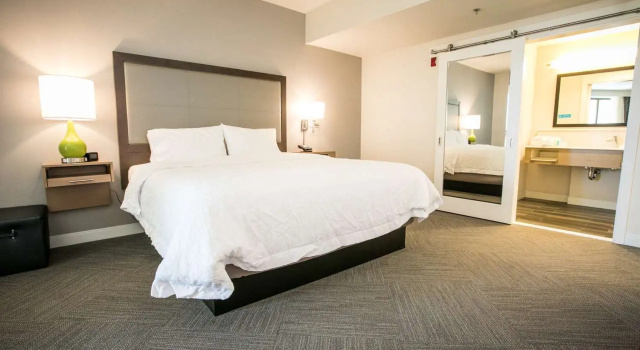 Люкс с балконом Hampton Inn & Suites Tempe/Phoenix Airport, Az