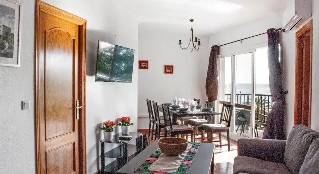 Beachfront Vacation Apartment in Fuengirola Ref 102