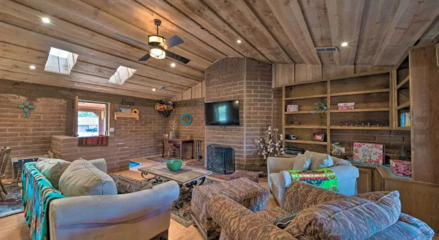 Коттедж Rustic Ranch Retreat w/ Yard: 16 Mi to Ski Apache!