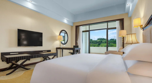 Двухместный номер Deluxe с балконом и с видом на горы Country Garden Phoenix Hotel Chongqing