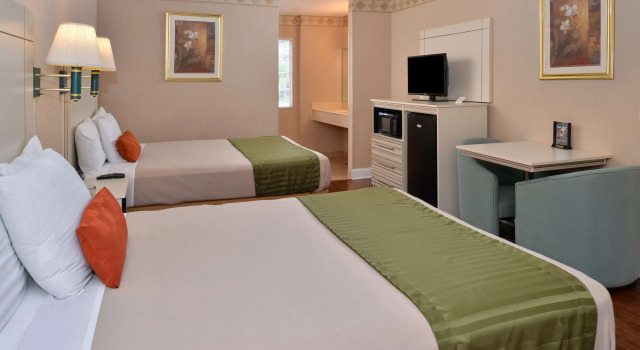 Четырёхместный номер Standard Americas Best Value Inn San Clemente Beach