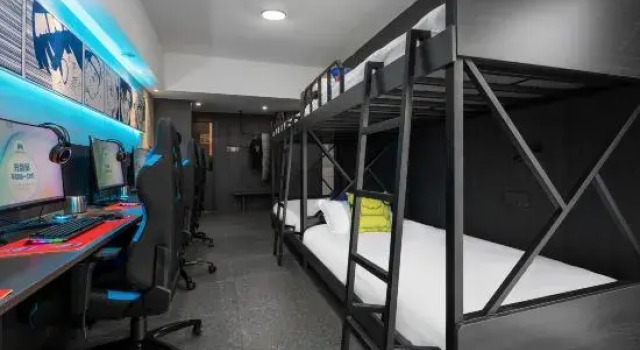 Кровать в общем номере Moqi Cinema E-Sports Hotel (Malanshan Subway Station)