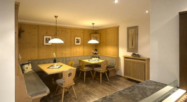 Ferienhaus Platöll, Rezerwuj Hotel Hotele w Tyrol z parkingiem, Parking