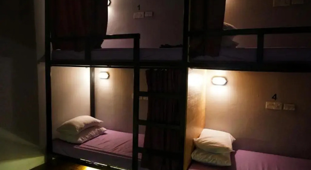 Кровать в общем номере Wanderer In Melaka