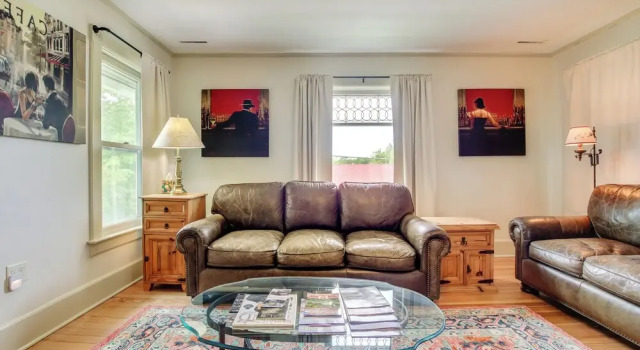 Cozy Elkhart Lake Apartment: Walk to Town & Dining, Buchen Sie Ferienwohnung Elkhart Lake Wisconsin