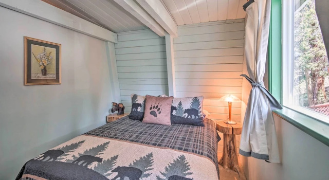 5 Mi to Snow Summit: Cabin w/ Deck & Fireplace, Забронировать Дом для отпуска Отели в центре Биг-Бэар-Сити, в центре