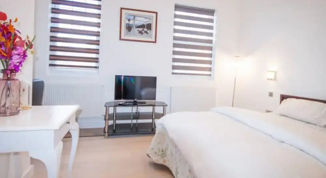 Stunning Split Level Spacious Studio Flat, Забронировать Отель Отели Англии 3 звезды, 3*