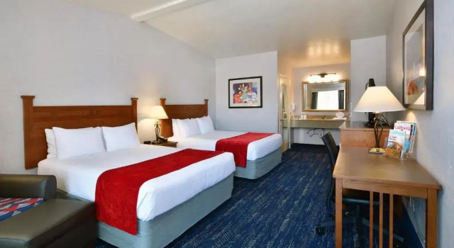 Четырёхместный номер Standard Lamplighter Inn & Suites at SDSU