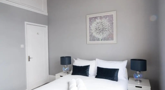 Central Cheltenham, Regency Apartment with PARKING, Cavalier Suite - Sleeps 6, Varaa Huoneisto Asunnot kohteessa Merseyside, Huoneisto