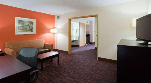 Двухместный люкс Superior AmericInn by Wyndham Shakopee Near Canterbury Park