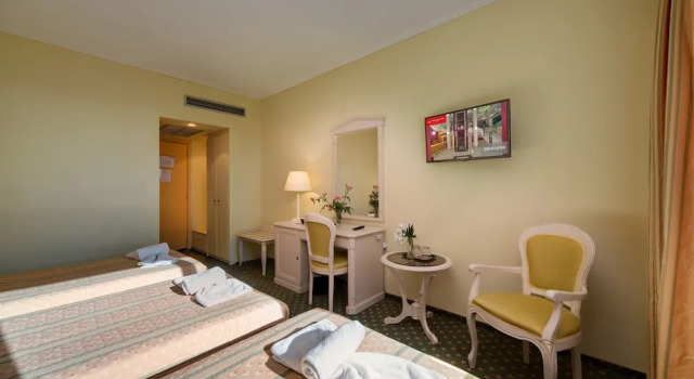Трёхместный номер Standard с балконом Angelika Pallas Hotel