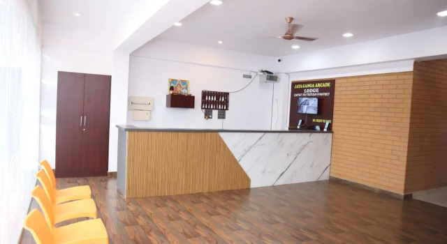 Smilestay Shree Jayaganga Arcade, Забронировать Отель Отели штата Карнатаки с парковкой, Парковка