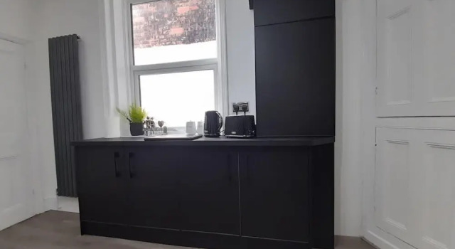 Spacious 5-bed House - Sleeps 10, Garden & Parking
