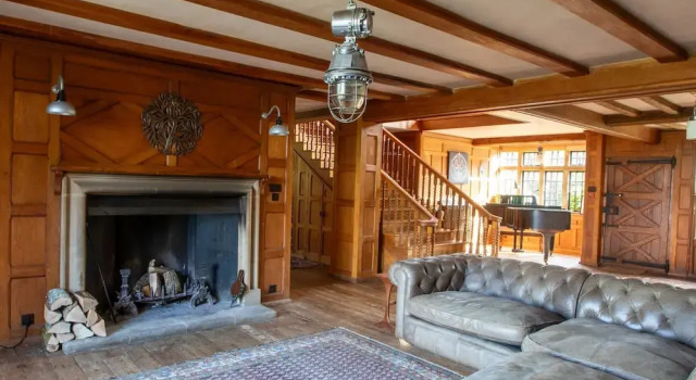 Large Country House in Ashdown Forest, Забронировать Отель Отели Исторического графства Суссекса с парковкой, Парковка